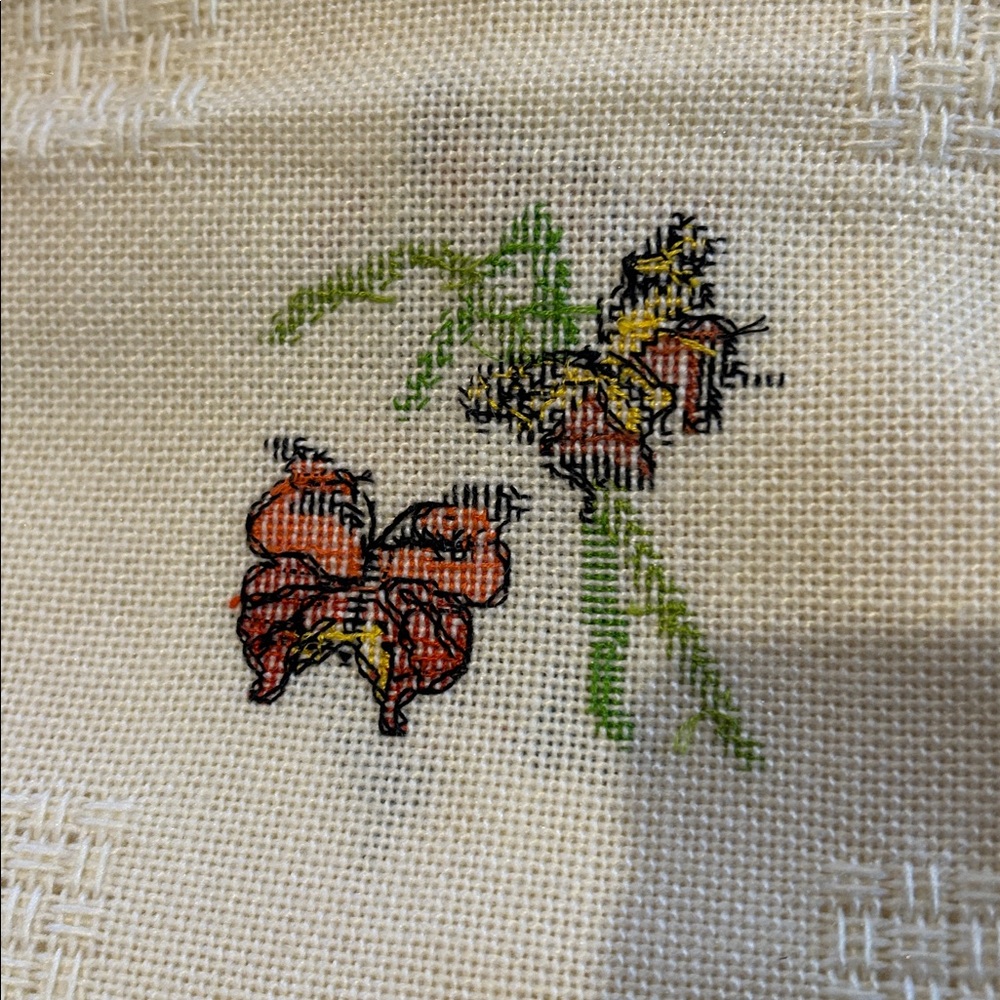 OOAK Hand-Embroidered Cross-Stitched on Homespun Style Tablecloth Throw 1980-90s - Picture 10 of 10